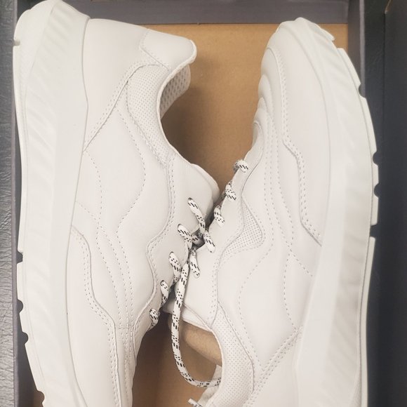 Ecco all-white shoe - Picture 3 of 8